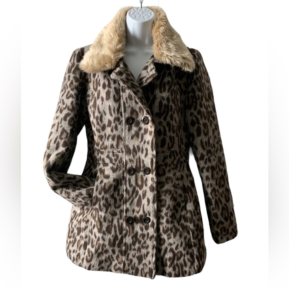 Great condition buttons leopard faux fur coat sz S